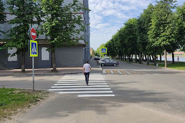 Как пропускать пешеходов на пешеходном переходе в 2023 году