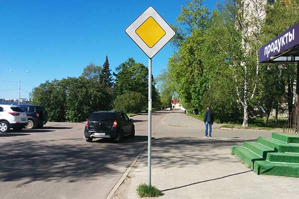 Как пропускать пешеходов на перекрестке