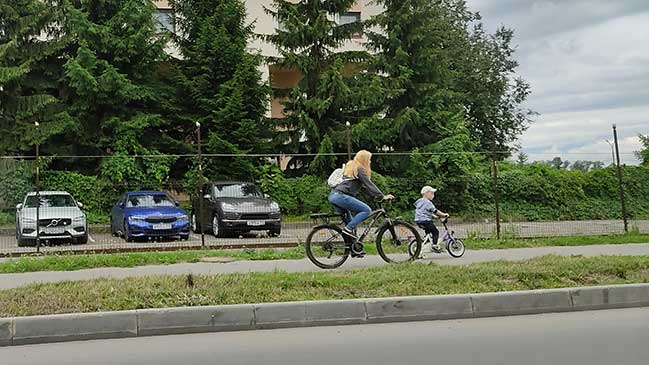 Движение велосипедистов по тротуару
