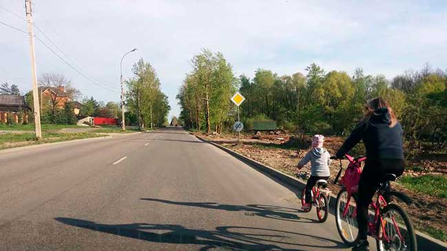 Дети на велосипедах на дороге