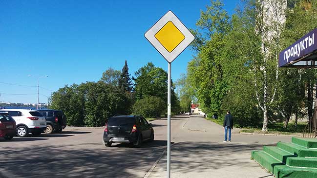 Выполняя поворот на перекрестке уступи пешеходу